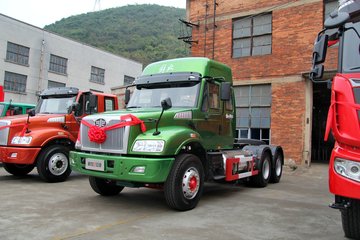一汽尖头最新款牵引车，科技与实力的完美结合